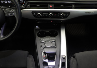 Подержанный автомобиль Audi A4 Sedan 2018 года (9 фото)