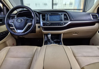 Подержанный автомобиль Toyota Highlander 2014 года (17 фото)