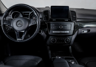 Подержанный автомобиль Mercedes-Benz GLE 2015 года (12 фото)