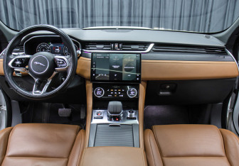 Подержанный автомобиль Jaguar F-Pace 2021 года (14 фото)