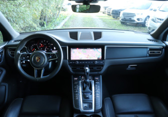 Подержанный автомобиль Porsche Macan 2019 года (12 фото)