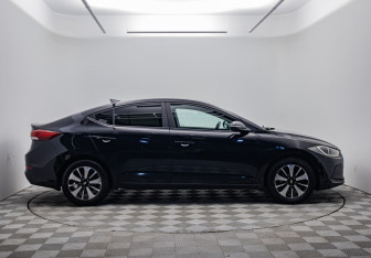 Подержанный автомобиль Hyundai Elantra Sedan 2018 года (4 фото)
