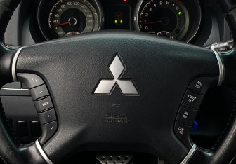 Подержанный автомобиль Mitsubishi Pajero 2011 года (15 фото)