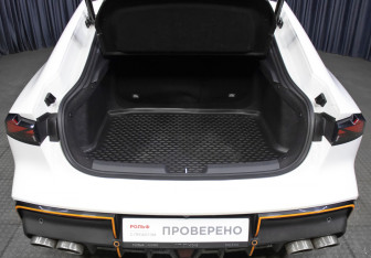 Подержанный автомобиль Changan UNI-V 2023 года (10 фото)