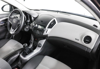 Подержанный автомобиль Chevrolet Cruze Hatchback 2014 года (6 фото)