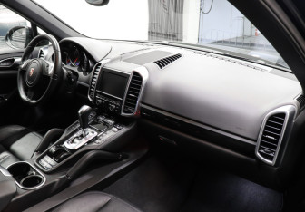 Подержанный автомобиль Porsche Cayenne 2012 года (8 фото)