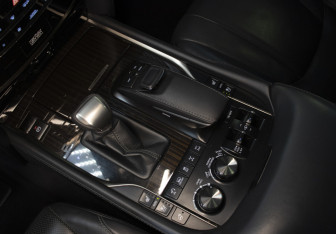 Подержанный автомобиль Lexus LX 2017 года (22 фото)