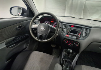 Подержанный автомобиль Kia Rio Hatchback 2011 года (10 фото)