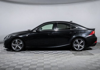 Подержанный автомобиль Lexus IS Sedan 2017 года (8 фото)