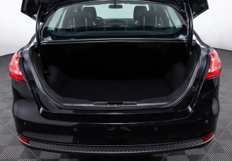 Подержанный автомобиль Ford Focus Sedan 2017 года (16 фото)