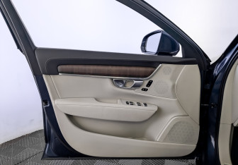 Подержанный автомобиль Volvo S90 2021 года (19 фото)