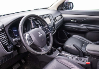 Подержанный автомобиль Mitsubishi Outlander 2013 года (2 фото)