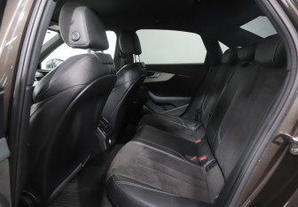 Подержанный автомобиль Audi A4 Sedan 2016 года (10 фото)