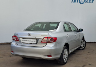 Подержанный автомобиль Toyota Corolla Sedan 2010 года (5 фото)