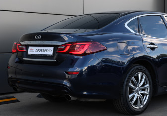 Подержанный автомобиль Infiniti Q70 2015 года (24 фото)