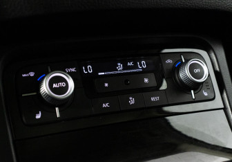 Подержанный автомобиль Volkswagen Touareg 2015 года (10 фото)