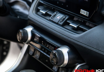 Подержанный автомобиль Toyota RAV4 2025 года (13 фото)