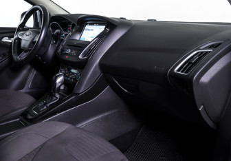 Подержанный автомобиль Ford Focus Hatchback 2017 года (10 фото)