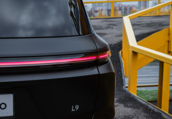 Подержанный автомобиль LiXiang L9 2023 года (18 фото)