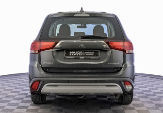 Подержанный автомобиль Mitsubishi Outlander 2019 года (6 фото)