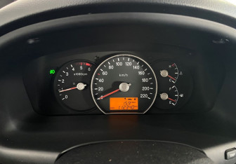 Подержанный автомобиль Kia Carens 2011 года (14 фото)