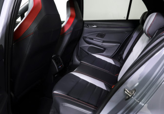 Подержанный автомобиль Volkswagen Golf GTI Hatchback 2021 года (12 фото)