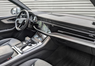 Подержанный автомобиль Audi Q8 2021 года (11 фото)