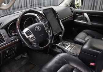 Подержанный автомобиль Toyota Land Cruiser Suv 2012 года (17 фото)