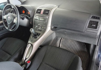 Подержанный автомобиль Toyota Auris Hatchback 2007 года (9 фото)