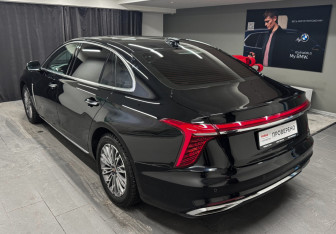 Подержанный автомобиль Hongqi H5 2024 года (6 фото)