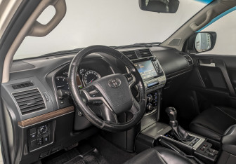 Подержанный автомобиль Toyota Land Cruiser Prado 2020 года (16 фото)