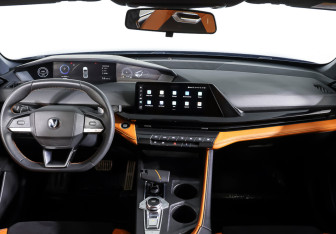 Подержанный автомобиль Changan UNI-V 2023 года (13 фото)