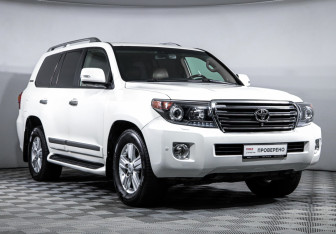 Подержанный автомобиль Toyota Land Cruiser Suv 2014 года (3 фото)