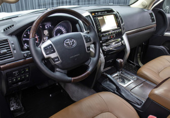 Подержанный автомобиль Toyota Land Cruiser Suv 2015 года (18 фото)