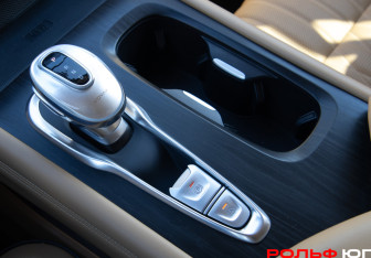 Подержанный автомобиль Voyah Dream 2023 года (22 фото)