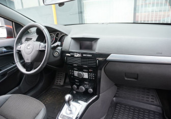 Подержанный автомобиль Opel Astra Hatchback 2008 года (12 фото)