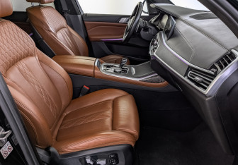 Подержанный автомобиль BMW X7 2021 года (24 фото)