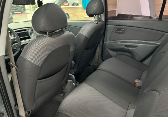 Подержанный автомобиль Kia Rio Hatchback 2007 года (12 фото)