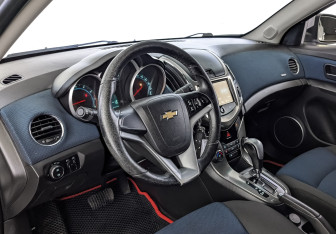 Подержанный автомобиль Chevrolet Cruze Hatchback 2015 года (15 фото)