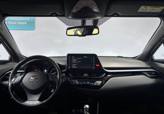Подержанный автомобиль Toyota C-HR 2021 года (12 фото)