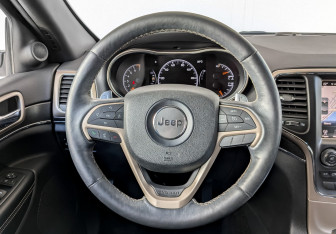 Подержанный автомобиль Jeep Grand Cherokee 2016 года (23 фото)