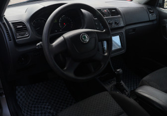 Подержанный автомобиль Skoda Fabia Hatchback 2012 года (12 фото)