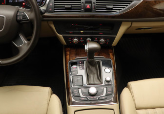 Подержанный автомобиль Audi A6 Sedan 2012 года (10 фото)