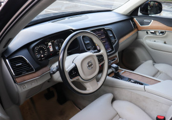 Подержанный автомобиль Volvo XC90 2015 года (7 фото)