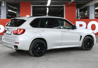 Подержанный автомобиль BMW X5 2017 года (5 фото)