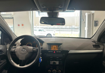 Подержанный автомобиль Opel Astra Sedan 2012 года (15 фото)