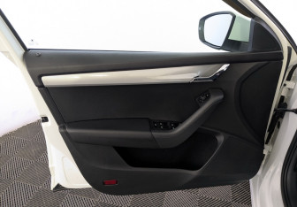 Подержанный автомобиль Skoda Octavia Liftback 2016 года (19 фото)