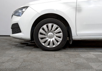 Подержанный автомобиль Skoda Rapid Liftback 2021 года (17 фото)