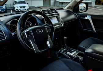 Подержанный автомобиль Toyota Land Cruiser Prado 2014 года (10 фото)