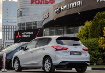 Подержанный автомобиль Nissan Tiida Hatchback 2015 года (5 фото)